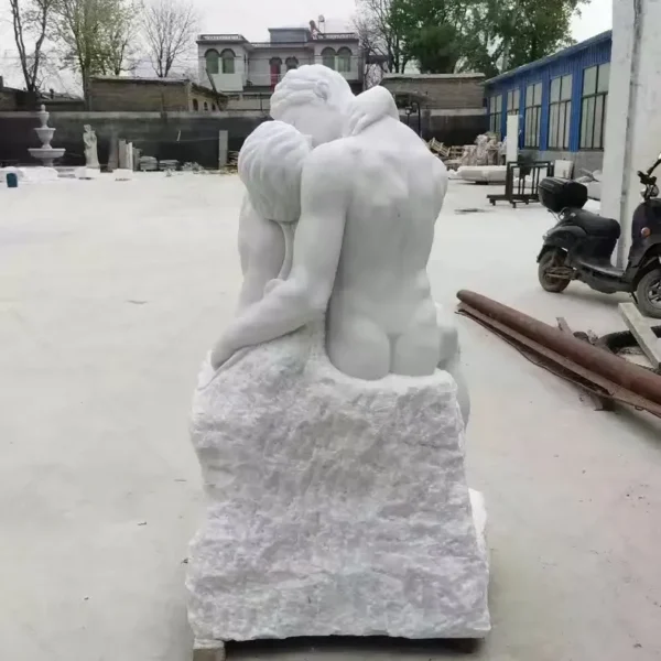 the kiss stone sculpture