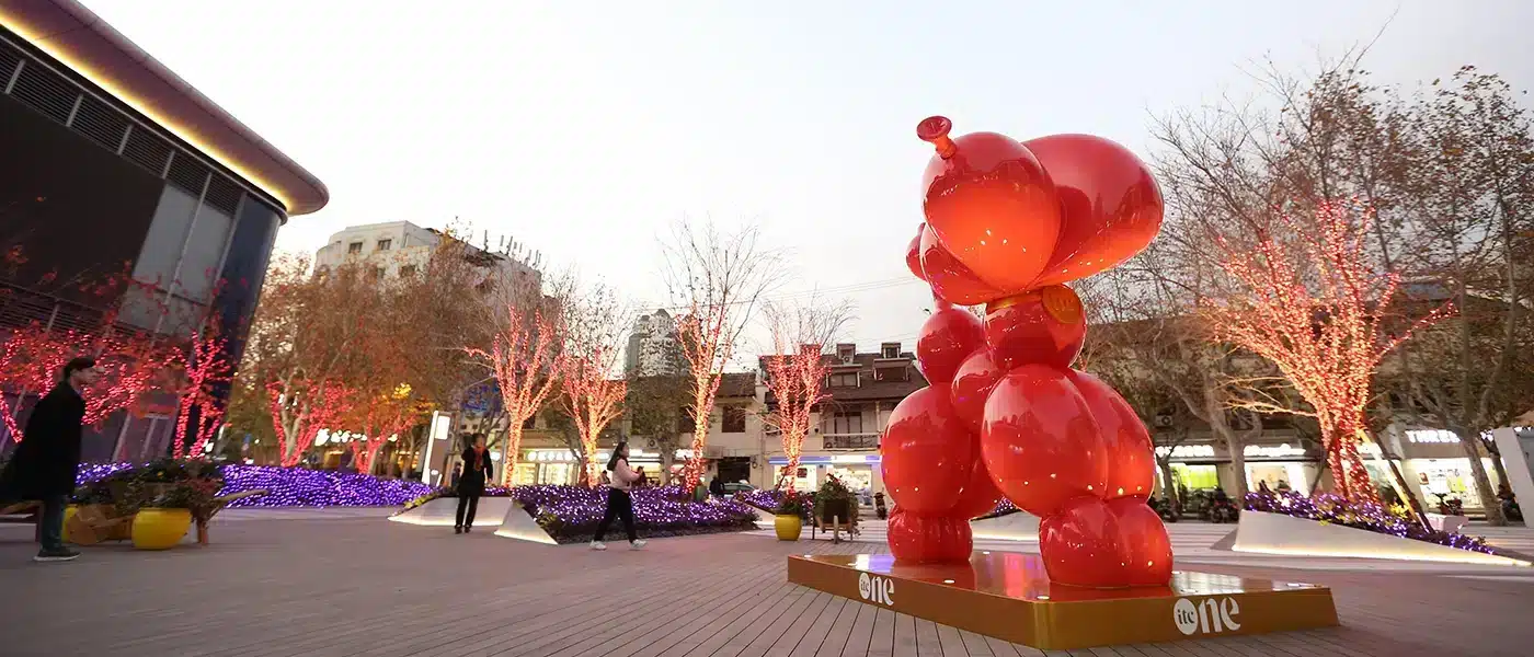 A balloon dog sculpture placed at the entrance.