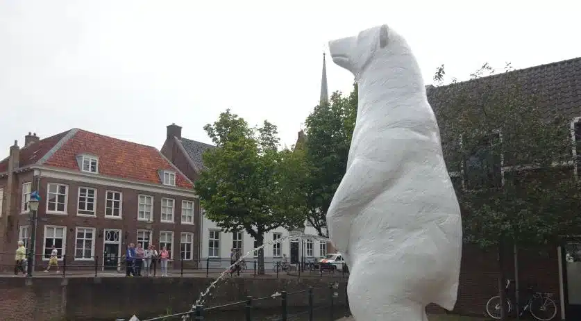 PeeingPissing Polar Bear