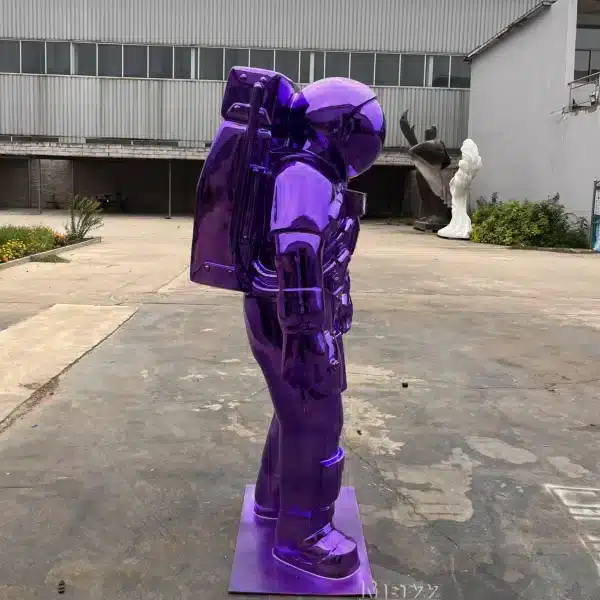 astronaut sculpture (1) astronaut sculpture