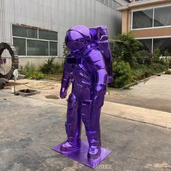 astronaut sculpture (4) astronaut sculpture