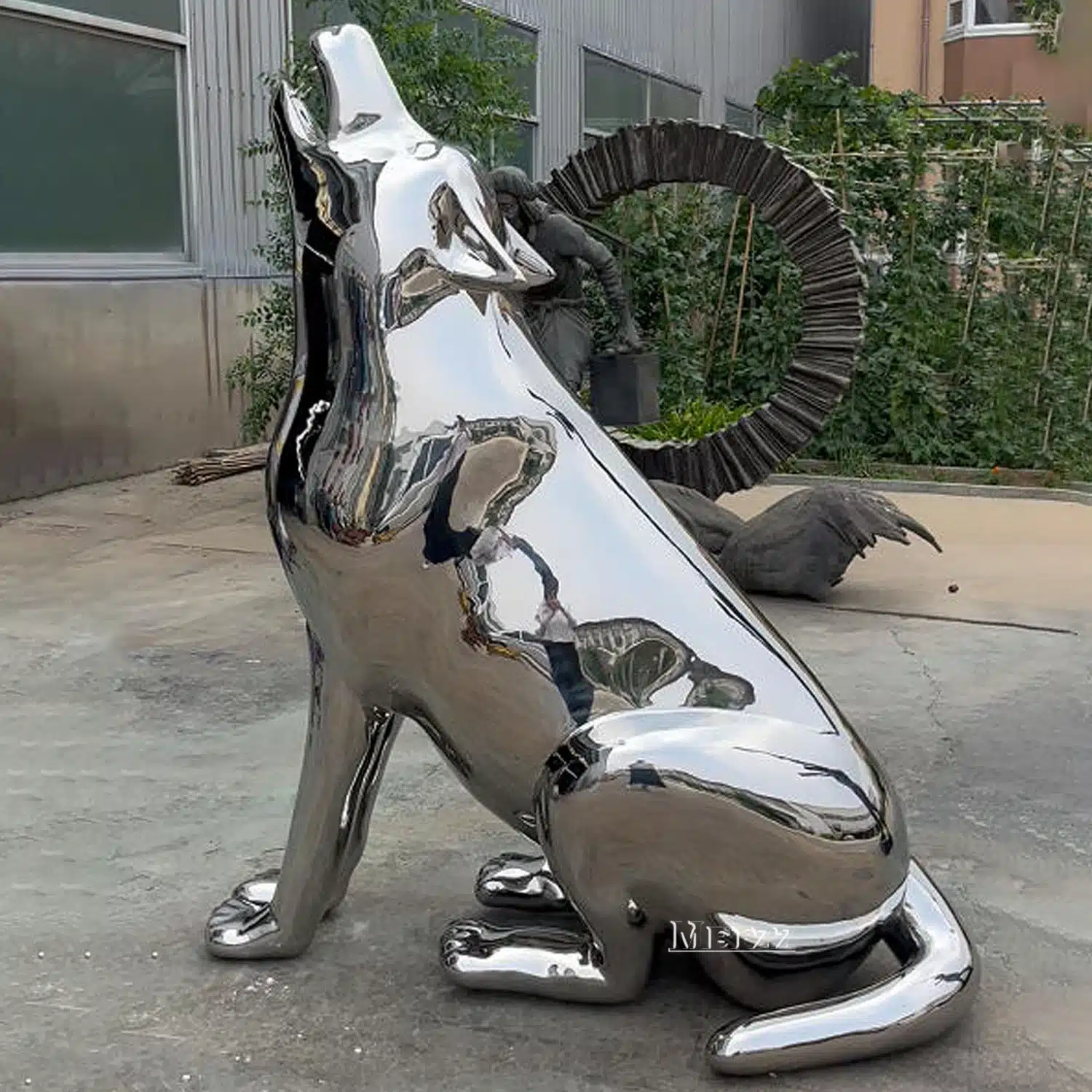 mirror wolf sculpture 1 Mirror Wolf Sculpture